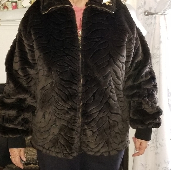 Canadiana Jackets & Blazers - Vintage 80's Women's Coat Faux Fur Zipped Gold Tone Maple Leaf Brooch
